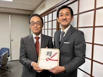 京都新聞社会福祉事業団の白石真古人常任理事(写真右)に寄付金を渡す森正彦連合会会長