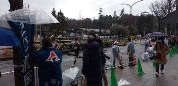 県人会の応援のぼりと法被姿で応援