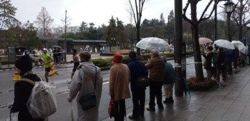 県人会のジャンパーを着て観戦する姿も