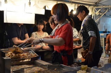 全国35県人会による郷土の味がずらり