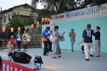 ステージでは郷土の踊りも