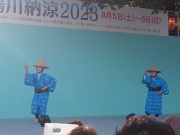 ステージでは郷土の踊りを披露