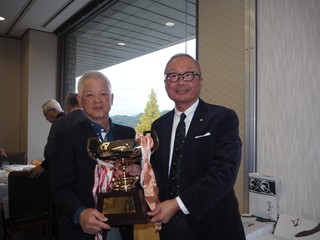 個人優勝の寺西孝之さん（滋賀県人会A、写真左）