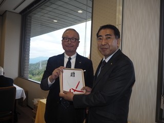 京都新聞社会福祉事業団へ寄付金を渡す石倉宏連合会副会長