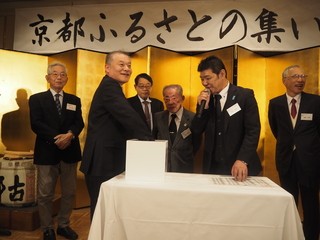 名産品 抽選会でくじを引く県人会員の皆さん