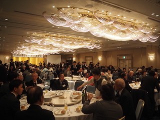 盛り上がる祝賀会の会場