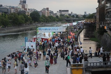 夕方になりにぎわいをみせる会場