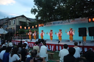 ステージでは郷土の踊りを披露